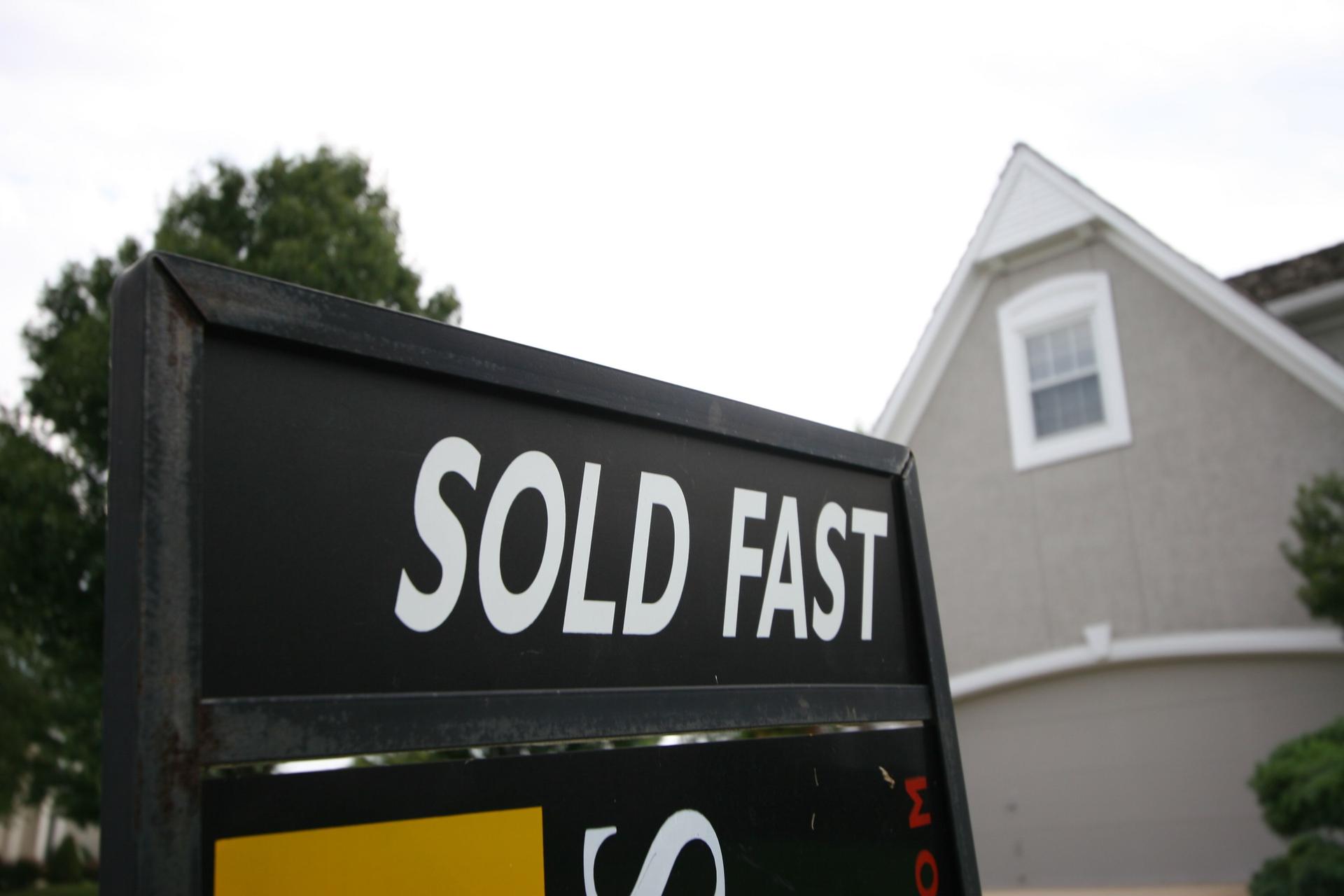 Sold fast real estate sign